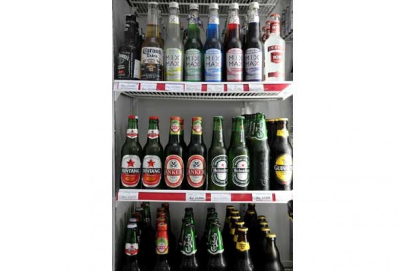 Enam Hal yang Menimpa Peminum Khamar. Foto: Minuman keras yang dijual bebas di mini market.   (ilustrasi)