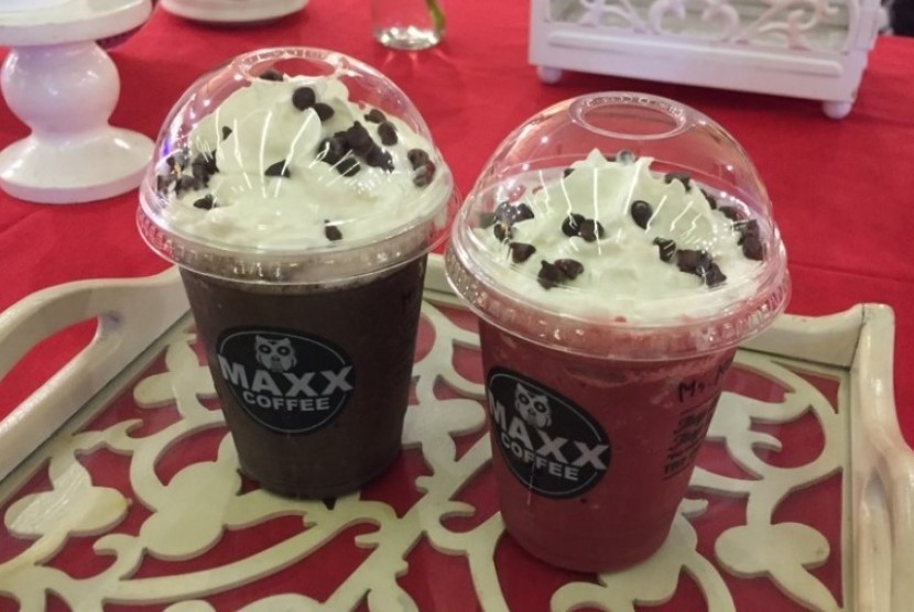 Minuman kopi Red Velvet dan Black Velvet.