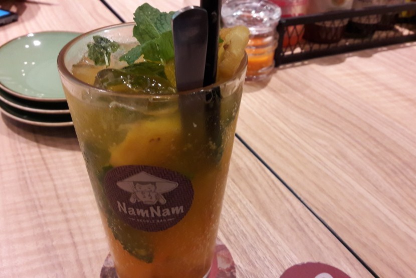 Minuman NamNam Noodle Bar.