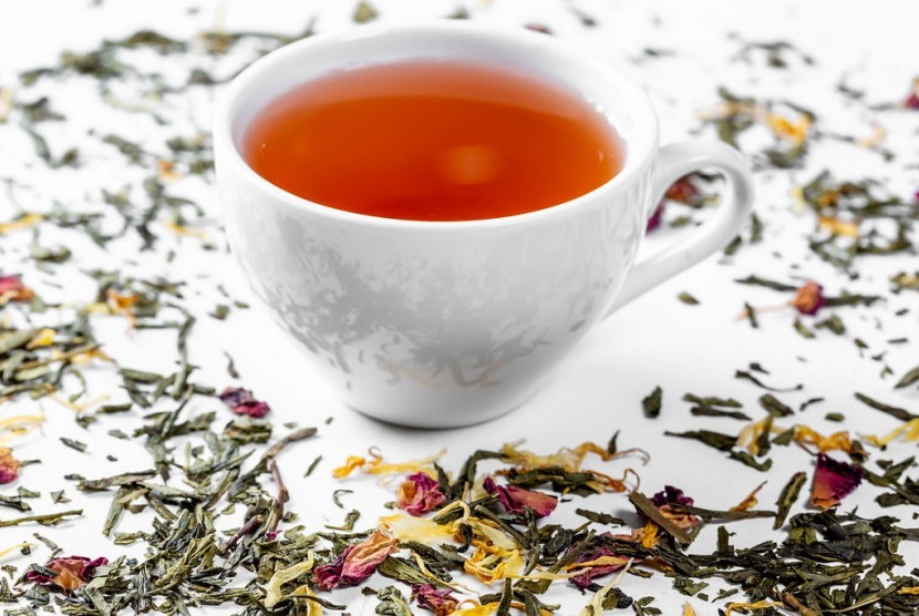 Minuman teh. Minum teh mendatangkan efek positif bagi kesehatan mental lansia.