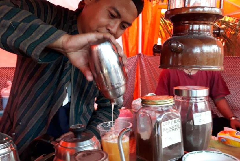Minuman tradisional bir Jawa di Festival Lawang Kota Tua (FLKT), Kabupaten Malang. 