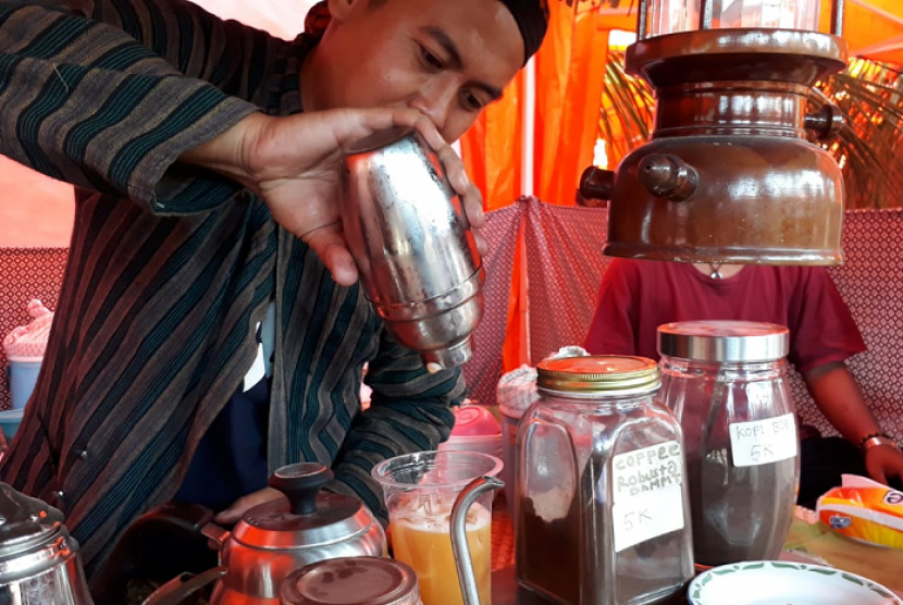 Minuman tradisional bir Jawa di Festival Lawang Kota Tua (FLKT), Kabupaten Malang. 