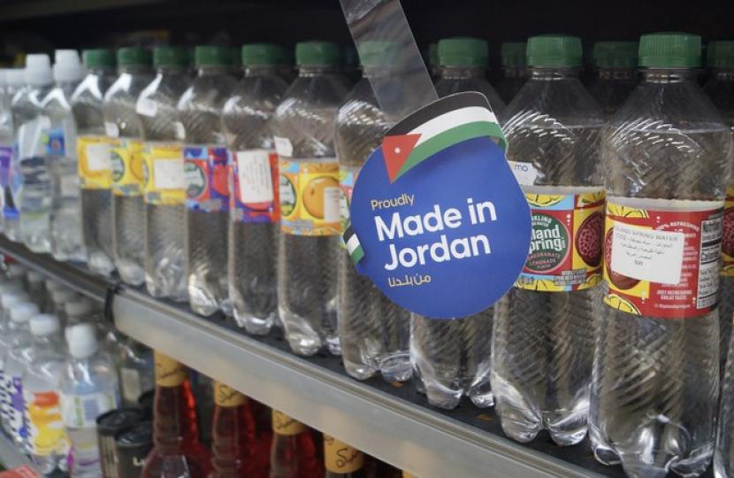 Minuman Yordania diberi label untuk membantu pelanggan memboikot produk Barat di toko supermarket Cozmo di Amman. 