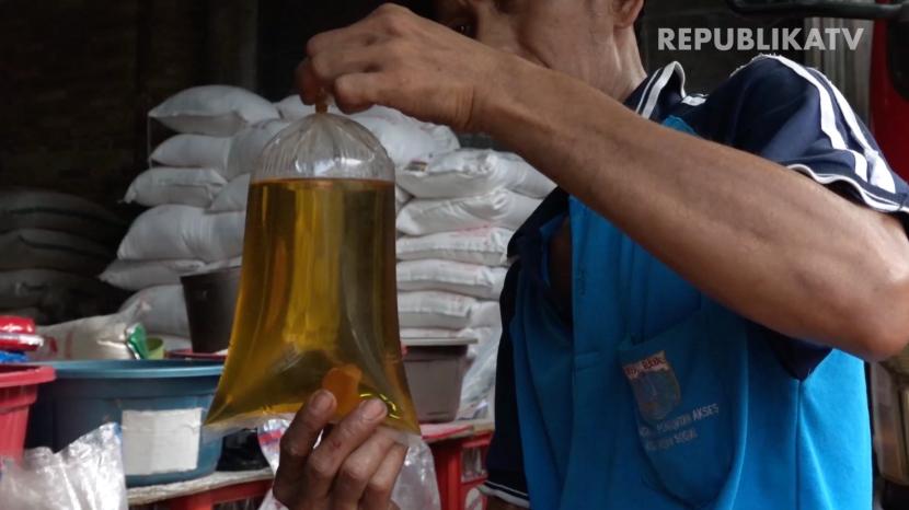 Minyak goreng curah dalam kemasan plastik. Gabungan Industri Minyak Nabati Indonesia (GIMNI) meminta dengan tegas kepada pemerintah untuk mencabut kebijakan domestic market obligation (DMO) minyak sawit atau CPO. 