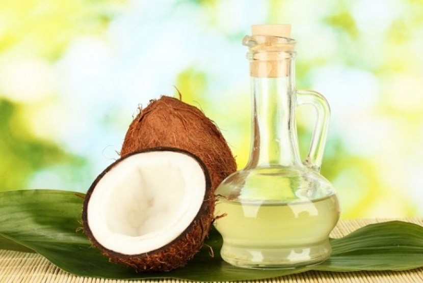 Crude coconut oil (Illustration)