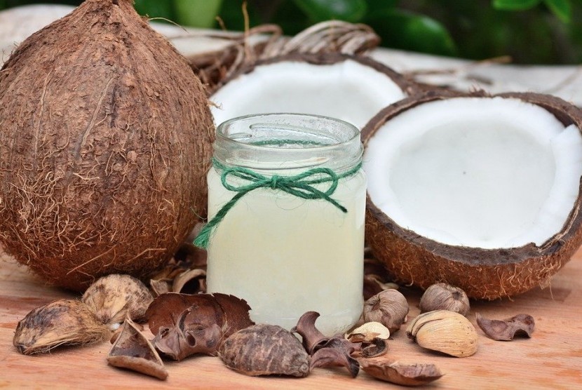 Minyak kelapa murni (VCO) diklaim sebagai minyak anti corona.
