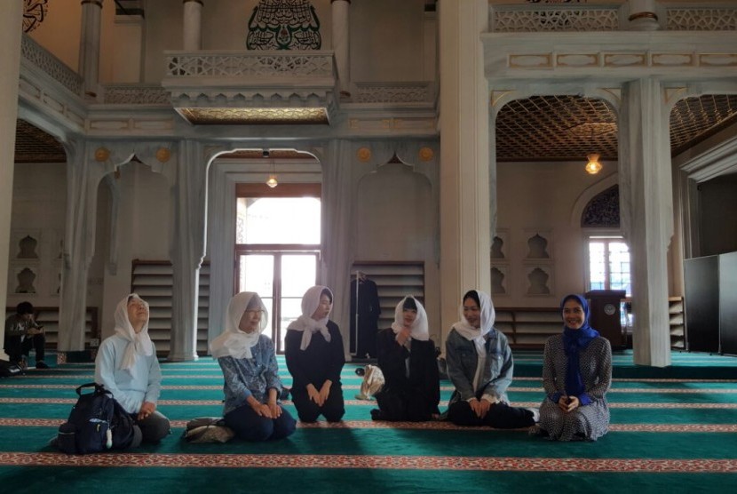 Mira Achiruddin (paling kanan) saat mengunjungi Masjid Camii Tokyo.