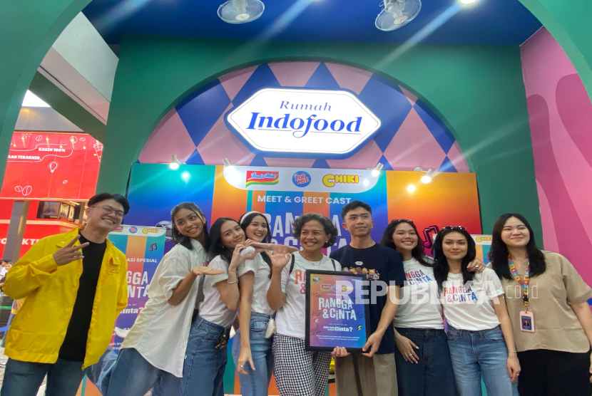 Mira Lesmana bersama para pemeran film Rangga & Cinta seusai acara Meet and Greet di Jakarta Fair Kemayoran, Jumat (20/6/2025).