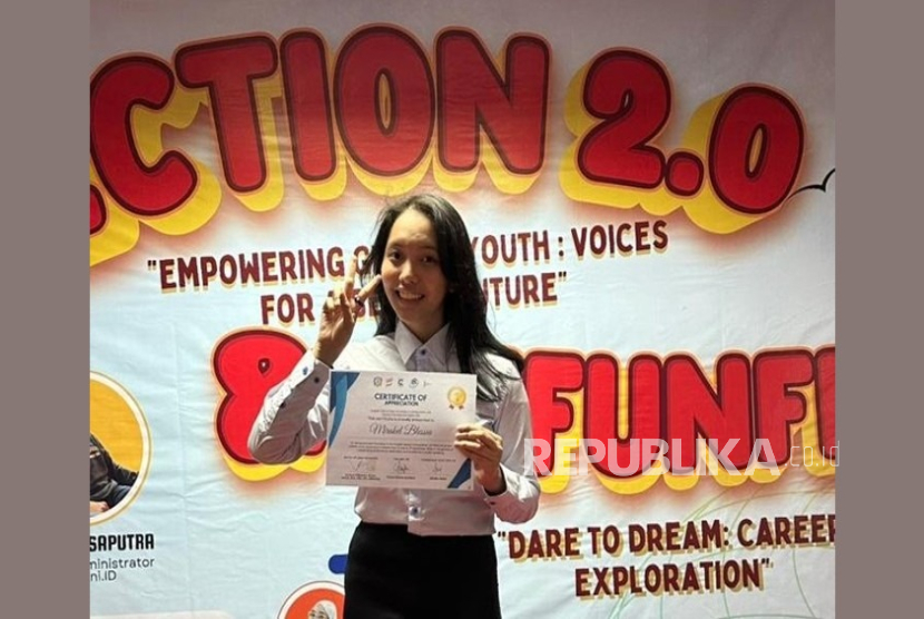 Mirakel Blessia, mahasiswi Cyber University meraih juara 1 kompetisi bahasa Inggris tingkat ASEAN.