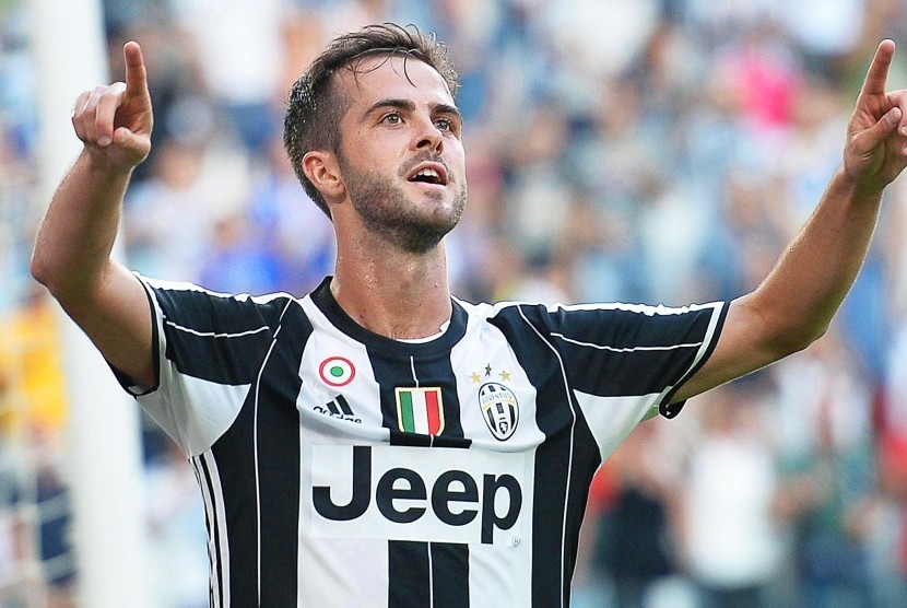 Gelandang Juventus Miralem Pjanic yang akan membela Barcelona musim depan. 