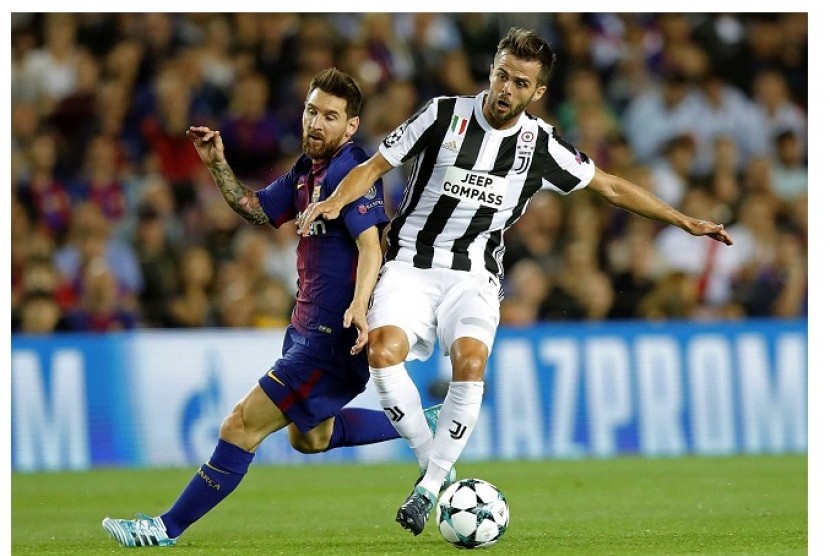 Miralem Pjanic (kanan) menjaga Lionel Messi pada pertemuan pertama Grup D Liga Champions musim ini.