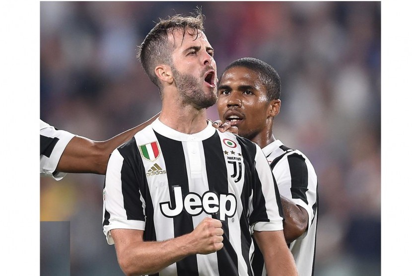 Miralem Pjanic (kiri) menilai Juventus hanya perlu keseimbangan untuk tampil konsisten.