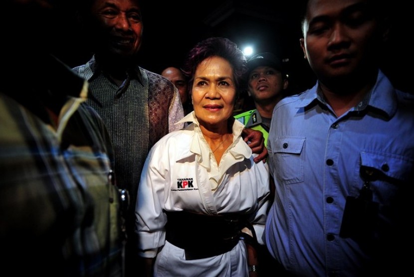 Miranda S. Goeltom, dengan memakai baju tahanan KPK, didampingi aparat kepolisian seusai menjalani sidang perdananya di Pengadilan Tipikor, Jakarta, Selasa (24/7)