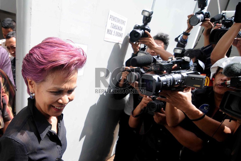    Miranda Swaray Goeltom meninggalkan rumah tahanan di Gedung KPK, Jakarta, Rabu (15/5).   (Republika/Wihdan Hidayat)