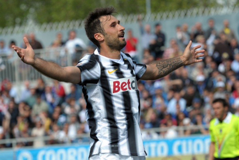 Mirko Vucinic merayakan gol saat pertandingan antara Novara dan Juventus di stadion Silvio Piola di Novara, Italia, Minggu (29/4). Vucinic cetak dua gol dan Juventus menang 4-0. 