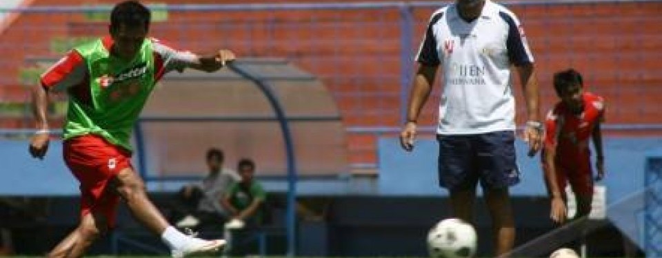 Miroslav Janu (kanan), pelatih Arema Indonesia, menggelar sesi latihan jelang laga lawan Persib Bandung.