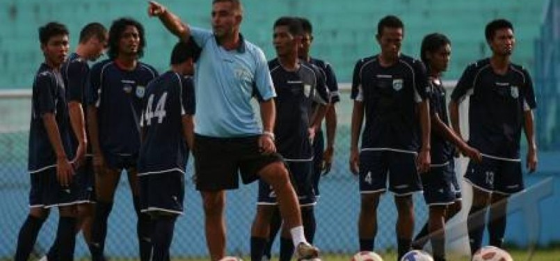  Miroslav Janu (tengah), pelatih Persela Lamongan, memberi instruksi kepada sejumlah pemainnya saat latihan di Stadion Kanjuruhan, Malang, Jawa Timur. 