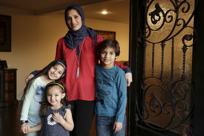 Mirvette Judeh berpose dengan anak-anaknya di kediaman mereka di Buena Park, California.