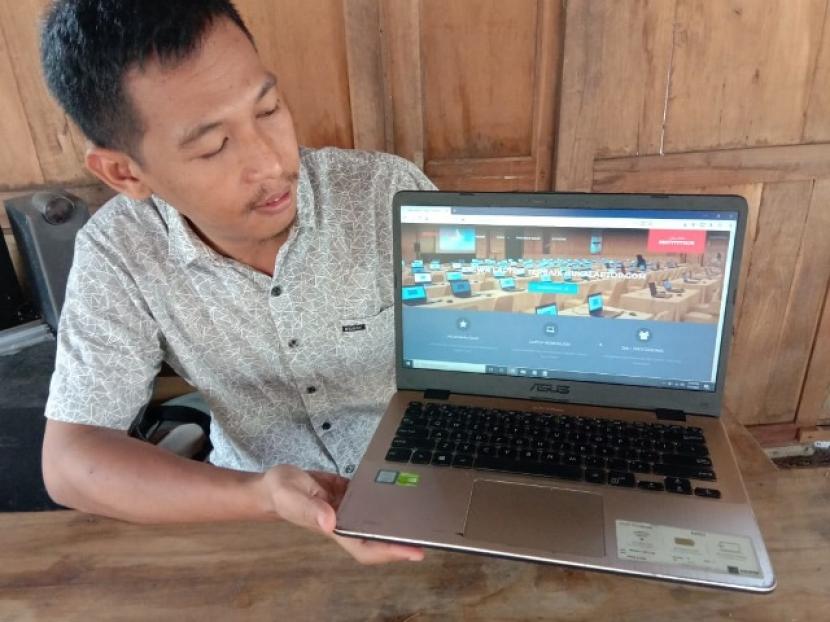 Misbahul Munir, lulusan Jurusan Teknik Informatika Amikom Yogyakarta menciptakan peluang bisnis sewa laptop.
