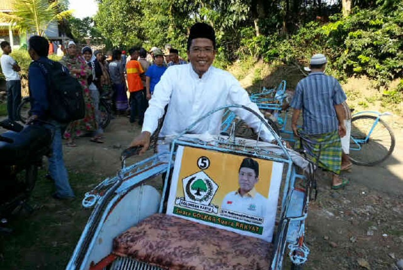 Misbakhun sedang kampanye dengan becak