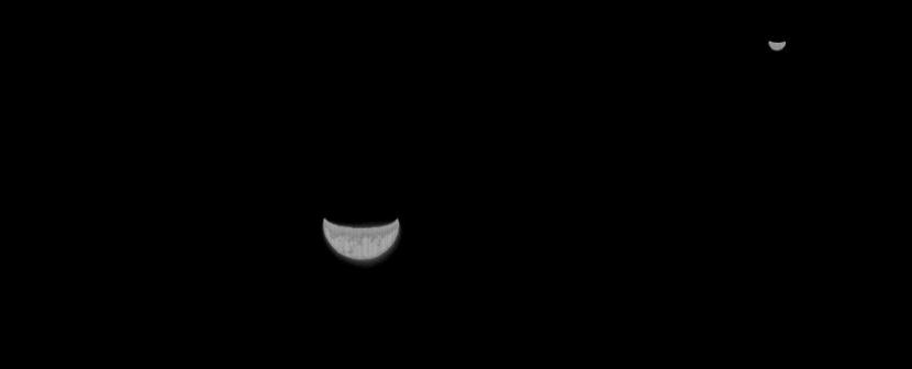 Foto Bulan yang terlihat dari sekitar 1,2 juta km dari Bumi.  Peran bulan dalam membantu menjaga kestabilan bumi saat berotasi berdampak besar terhadap kehidupan manusia.