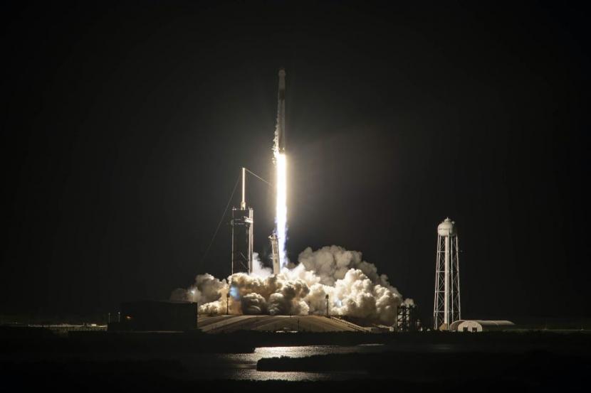 Misi luar angkasa swasta pertama telah diluncurkan di atas roket SpaceX Falcon 9 dari Launch Complex 39A di Kennedy Space Center NASA di Florida.