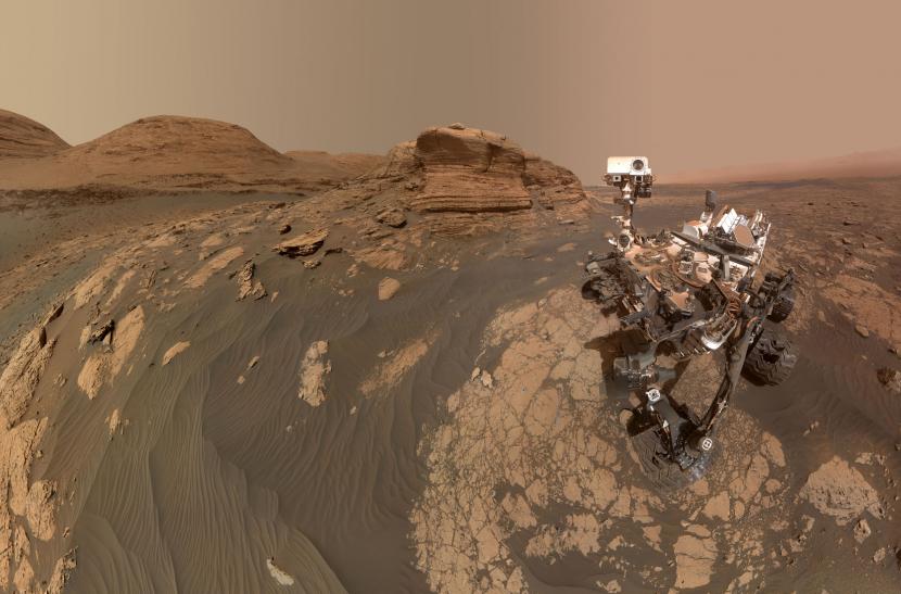 Misi Penjelajah Mars milik Badan Antariksa Amerika Serikat (NASA), Curiosity, baru-baru ini berswafoto di depan singkapan batu Mars yang indah bernama 