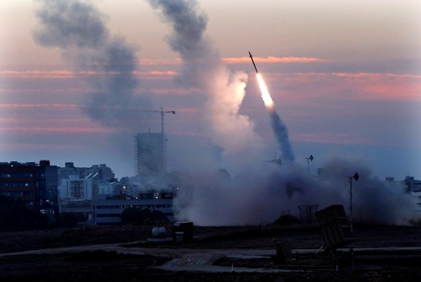 Misile Iron Dome Israel mencoba menghadang roket-roket Hamas