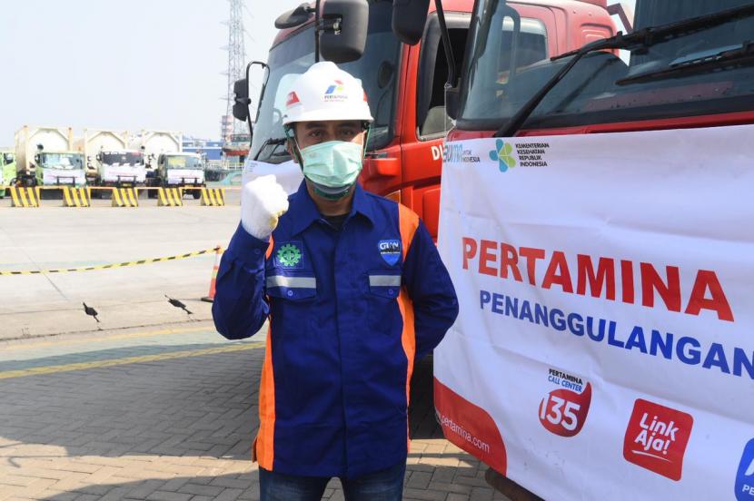 Miska Feryansyah (35 tahun) selaku Awak Mobil Tangki (AMT) Pertamina yang turut membantu mengantarkan pasokan oksigen untuk Pulau Jawa.
