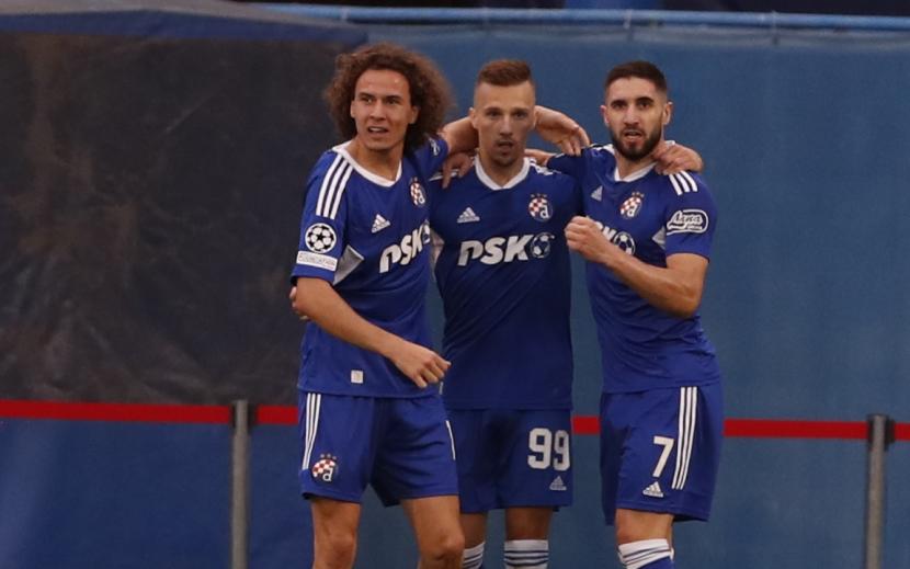Mislav Orsic dari Dinamo Zagreb (tengah) merayakan dengan rekan satu timnya setelah mencetak gol ke gawnag Chelsea pada pertandingan grup E Liga Champions UEFA di Zagreb, Kroasia, Selasa (6/9/2022) waktu setempat atau Rabu (7/9/2022) dini hari WIB. 