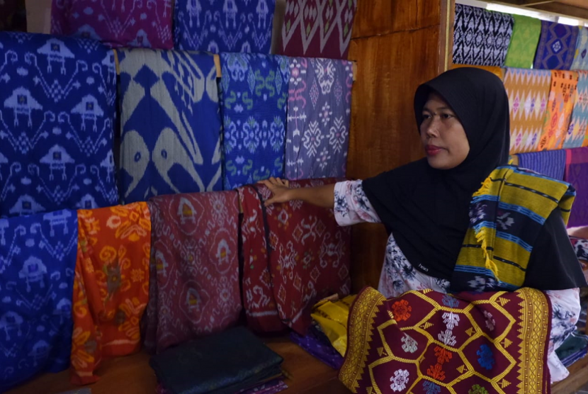 Misnawati bantu pasarkan songket dan tenun ratusan pengrajin prasejahtera di Desa Sukarara, Kecamatan Jonggat, Kabupaten Lombok Tengah, Provinsi Nusa Tenggara Barat (NTB). 