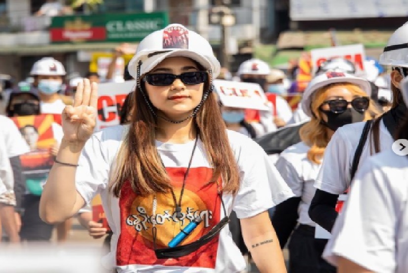 Miss Grand Myanmar ketika mengikuti demonstrasi menentang junta