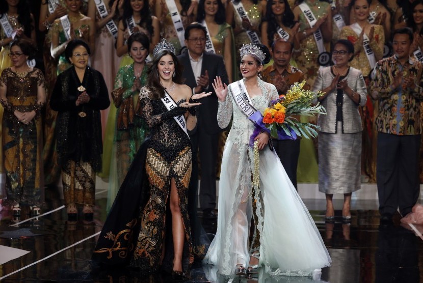 Miss Indonesia Anindya K Putri bersama Miss Universe 2015 Paulina Vega