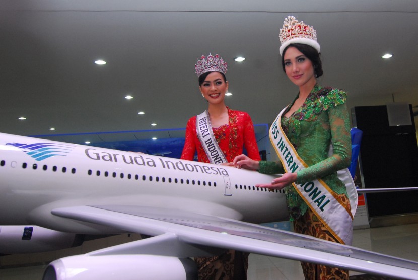 Miss International 2015 Edymar Martinez Blanco (kanan) didampingi Puteri Indonesia Kezia Roslin Cikita Warouw (kiri) mengunjungi Garuda Training Center di Jakarta, Senin (22/2). 