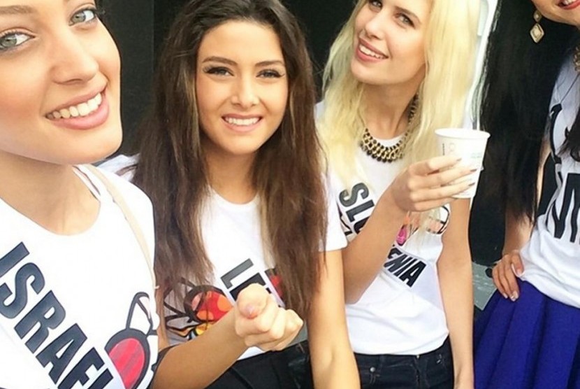 Miss Lebanon Saly Greige (kedua dari kiri) dan Miss Israel Doron Matalon.