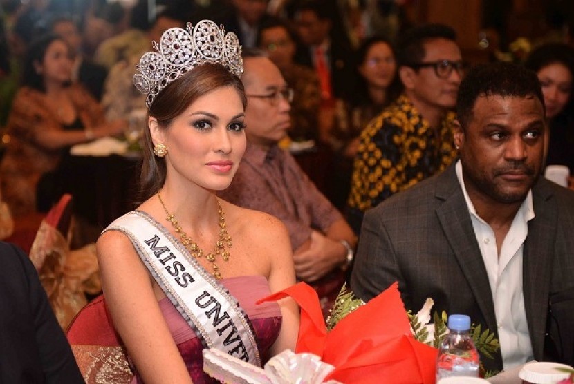 Miss Universe 2013 Maria Gabriela Isler saat mengunjungi salah satu salon kecantikan di Jakarta, Selasa (28/1). Maria Gabriela Isler datang ke Indonesia untuk menghadiri final Putri Indonesia 2014 pada 29 Januari di Jakarta Convention Center.