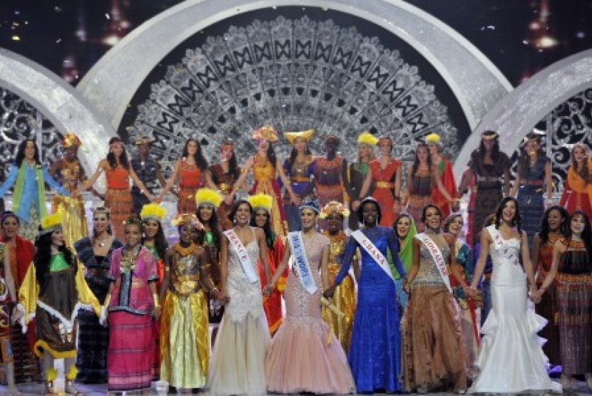 Miss World 2013 terpilih, Megan Young asal Filipina (tengah) menyanyi bersama kontestan lainnya seusai penganugerahan mahkota dalam Final Kontes Miss World 2013 di Nusa Dua, Bali, Sabtu (28/9). 