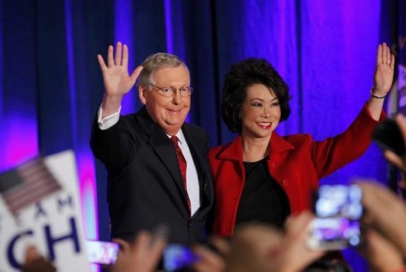 Mitch McConnell waves to supporters with his wife, former United States Secretary of Labor Elaine Chao, at his midterm election night rally in Louisville, Kentucky, November 4, 2014.