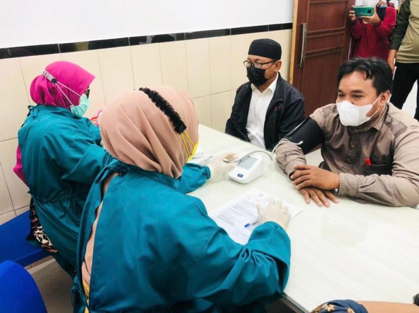 Mitra deradikalisasi BNPT mengikuti program vaksinasi di Kota Samarinda, Provinsi Kalimantan Timur, Jumat (17/9)..
