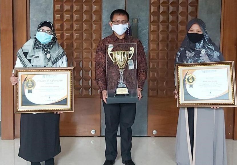Mitra kerja BPJS Kesehatan Bandung mendapatkan penghargaan karena berpartisipasi maksimal dalam menjalankan program JKN-KIS. 