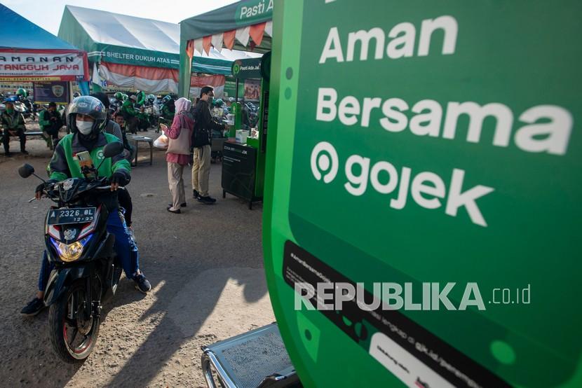 Mitra layanan ojek daring Gojek menunggu penumpang. Ekosistem Gojek menyumbang sekitar Rp 4,3 triliun untuk mendorong sektor perekonomian Kota Makassar, Sulawesi Selatan. 