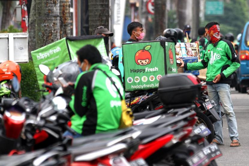 Mitra pengemudi Gojek sedang menunggu penumpang di kawasan Jakarta, Senin (20/3/2023). PT GoTo Gojek Tokopedia Tbk (GOTO) melaporkan nilai transaksi atau gross transaction value (GTV) senilai Rp 613 triliun sepanjang 2022, tumbuh 33 persen dibandingkan pencapaian GTV 2021.