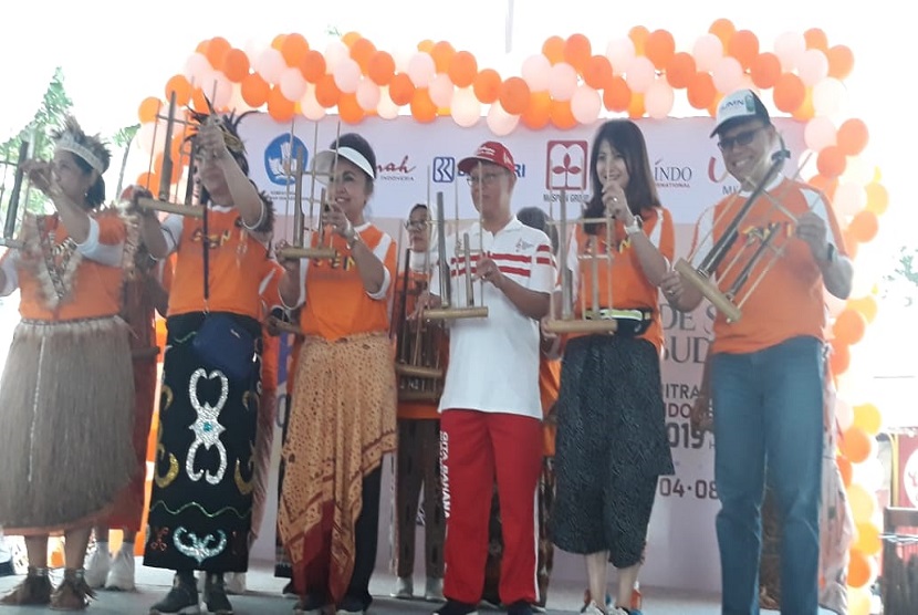 Mitra Seni Indonesia (MSI) menggelar Parade Seni dan Budaya 2019 di area Car Free Day, Jakarta, Ahad (4/8). Gelaran ini didukung Kementerian Pendidikan dan Kebudayaan serta PT Sarinah