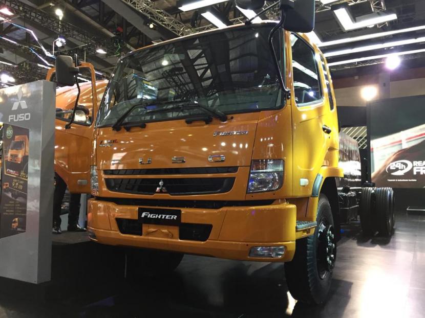 Mitsubishi Fuso meluncurkan Fighter FN61FL HD (6x2) long chassis.