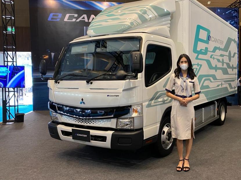 Mitsubishi Fuso memberikan kesempatan pengunjung GIIAS 2022 untuk mengetahui sensasi berkendara truk listrik bernama eCanter lewat area EV Test Track. 