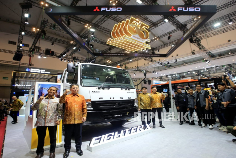 Momen 55 Tahun, Mitsubishi Fuso Hadirkan Truk Mobile Charging eCanter dan Tractor Head Baru di GIIAS
