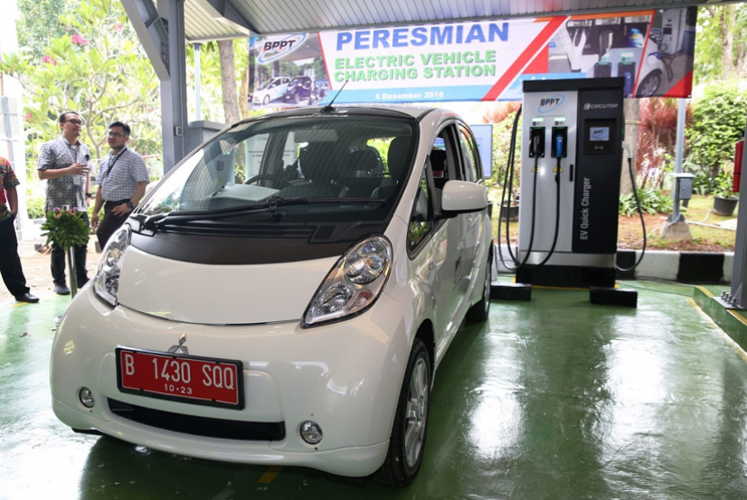 Mitsubishi i-MiEV ikut melakukan pengisian listrik di fasilitas pengisian daya kendaraan listrik BPPT.