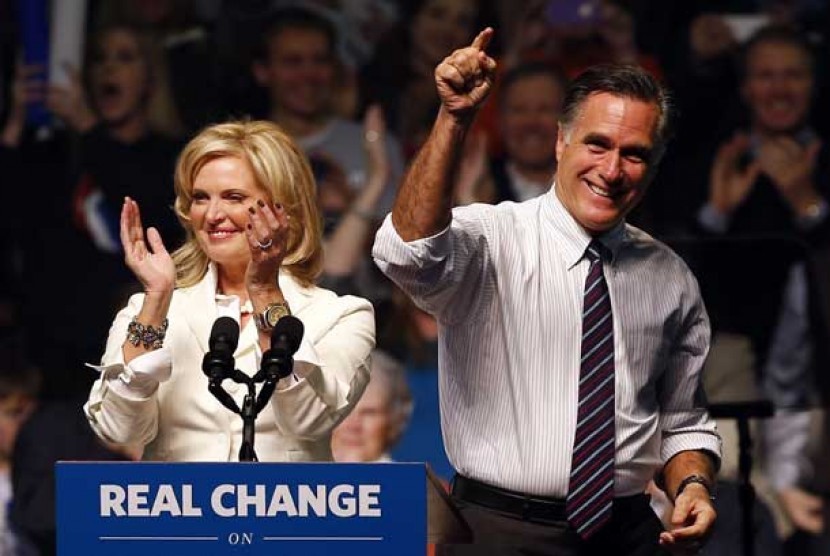 Mitt Romney bersama istrinya