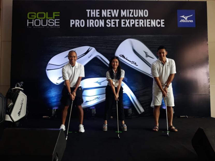 Mizuno meluncurkan stick olahraga golf terbaru, Mizuno Pro 221, 223, 225 dan Fli-Hi di lapangan Golf Sedayu, Pantai Indah Kapuk (PIK), Jakarta Utara, Kamis (18/11). 