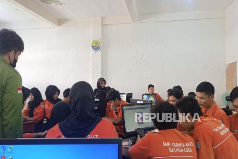 SMK Taruna Bakti menggelar pelatihan desain digital yang seru dan aplikatif, Kamis (12/6/2025) dengan narasumber dosen UBSI.